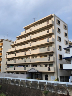 【外観】 | 川沿いの落ち着いた立地のマンションです。3号線まで出ていきやすいので、車での移動が便利です。敷地内駐車場確保済みなので、車をお持ちの方でも安心ですね