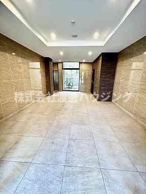 ファーストフィオーレ江坂レガリスのエントランス