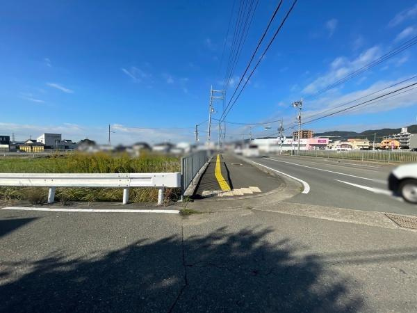岩出市中黒　土地の前面道路含む現地写真