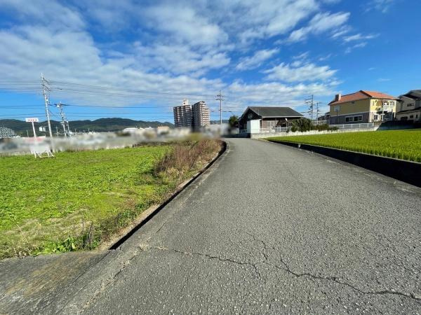 岩出市中黒　土地の前面道路含む現地写真