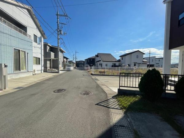 岩出市曽屋　中古戸建の前面道路含む現地写真
