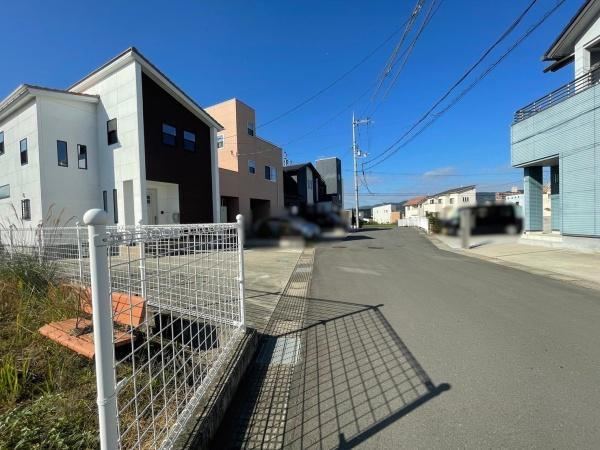 岩出市曽屋　中古戸建の前面道路含む現地写真