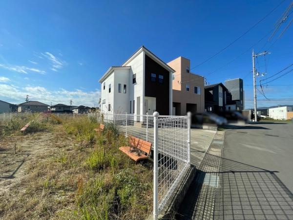 岩出市曽屋　中古戸建の前面道路含む現地写真
