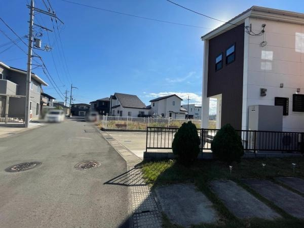 岩出市曽屋　中古戸建の前面道路含む現地写真