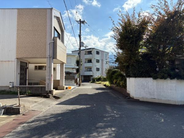 海南市山崎町2丁目　中古戸建の前面道路含む現地写真