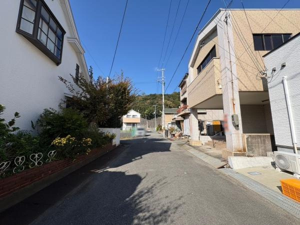 海南市山崎町2丁目　中古戸建の前面道路含む現地写真