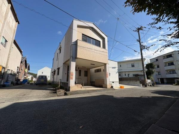 海南市山崎町2丁目　中古戸建の前面道路含む現地写真