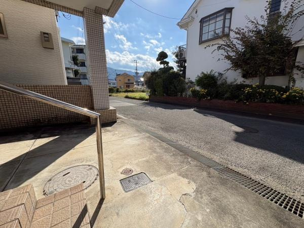 海南市山崎町2丁目　中古戸建の前面道路含む現地写真