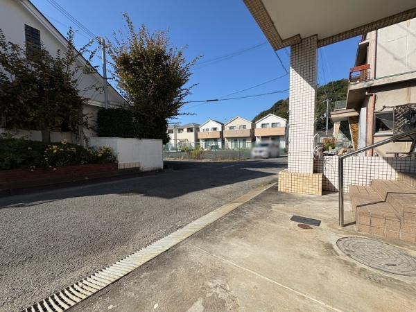 海南市山崎町2丁目　中古戸建の前面道路含む現地写真