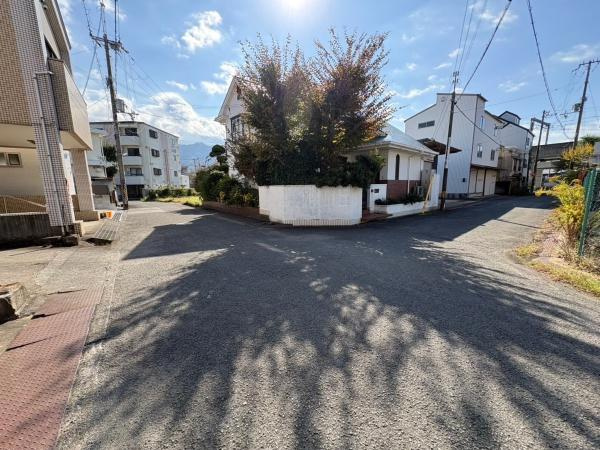 海南市山崎町2丁目　中古戸建の前面道路含む現地写真