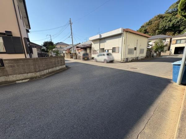 海南市小野田　中古戸建の前面道路含む現地写真