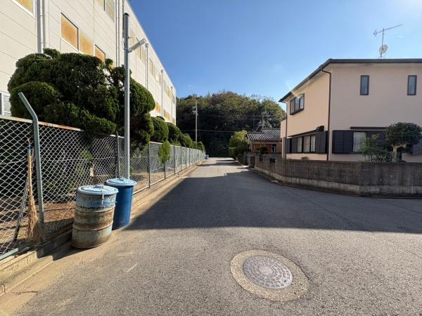 海南市小野田　中古戸建の前面道路含む現地写真