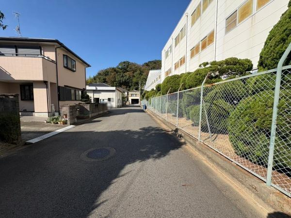 海南市小野田　中古戸建の前面道路含む現地写真