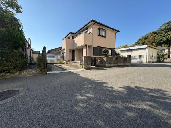 海南市小野田　中古戸建の前面道路含む現地写真