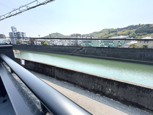 高知市東石立町の展望|バルコニーから南東方向を撮影。目の前は道路をはさんで神田川です。