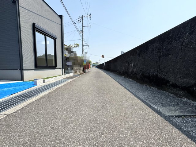 高知市東石立町の前面道路含む現地写真|南側の前面道路。本物件は画面左側です。
