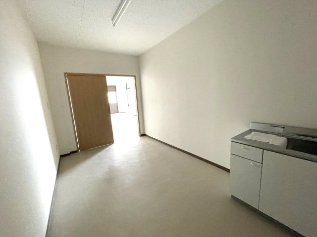 上河原　ナンバビルの設備|新品キッチン付きのスタッフルーム。
