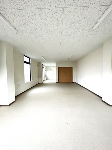 上河原　ナンバビルの玄関