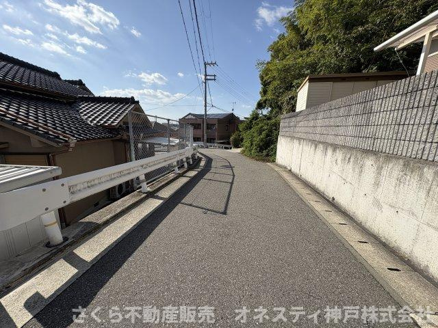☆☆専任媒介物件☆☆神戸市西区白水１丁目土地（古家付き）の前面道路含む現地写真|前面道路、公道幅員約4.5ｍ