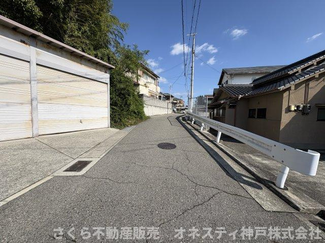 ☆☆専任媒介物件☆☆神戸市西区白水１丁目土地（古家付き）の前面道路含む現地写真|前面道路、公道幅員約4.5ｍ