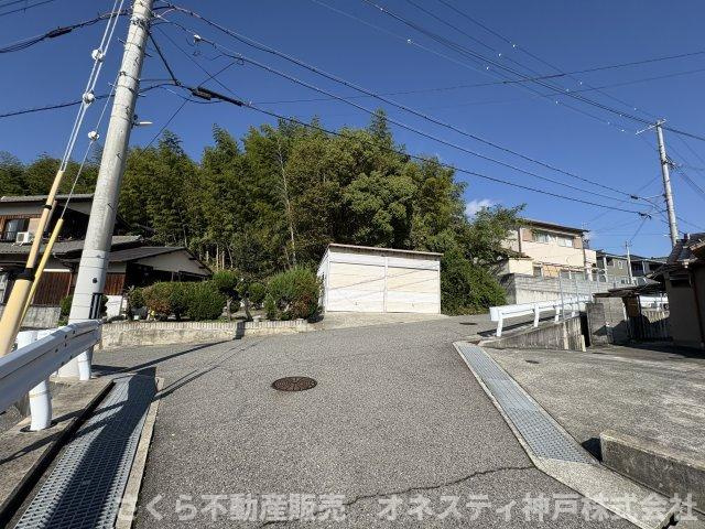 ☆☆専任媒介物件☆☆神戸市西区白水１丁目土地（古家付き）の前面道路含む現地写真|前面道路、公道幅員約4.5ｍ