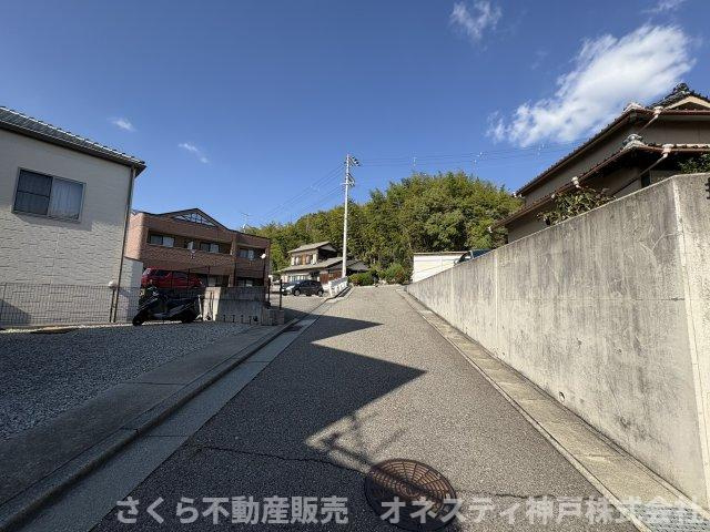 ☆☆専任媒介物件☆☆神戸市西区白水１丁目土地（古家付き）の前面道路含む現地写真|前面道路、公道幅員約4.5ｍ