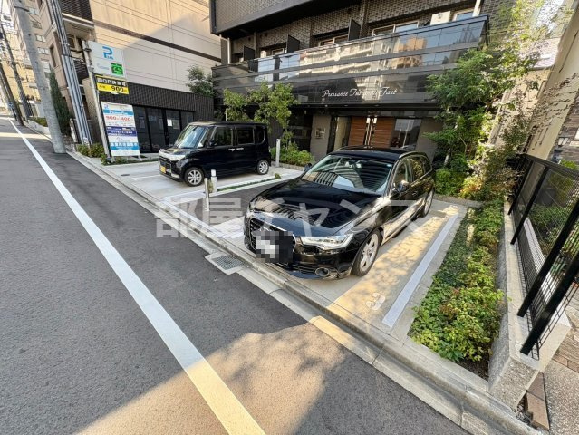 プレサンス鶴舞ファーストの駐車場