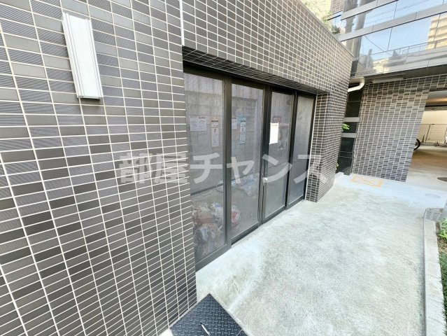 プレサンス鶴舞ファーストのエントランス
