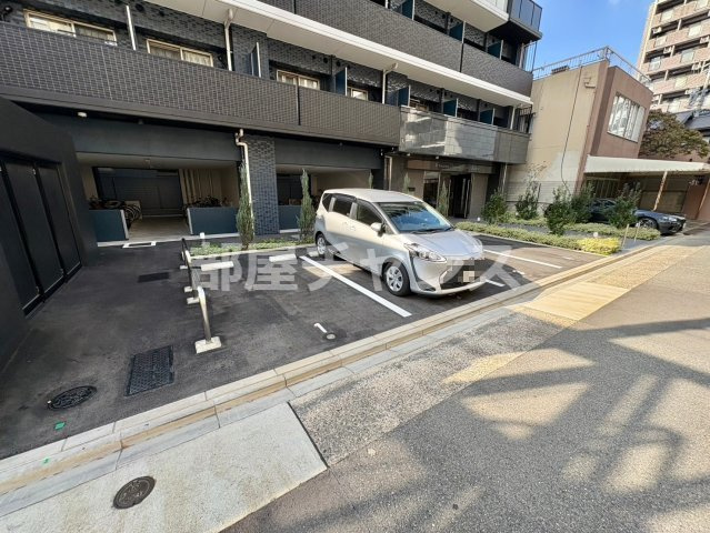 プレサンス鶴舞パーク&ステーションの駐車場
