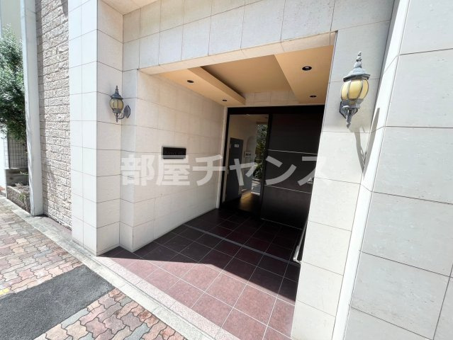 アーデン東別院のエントランス