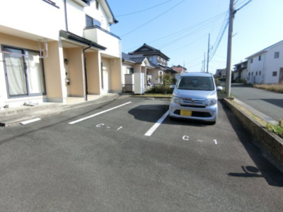 【駐車場】 | イーストサイドテラスC | 広めの並列の駐車場ですので、大きい車体の車でも余裕があります！