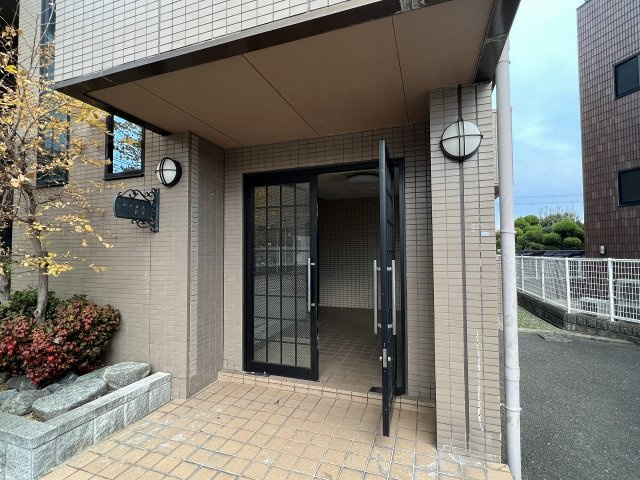 シャルム岡本のエントランス