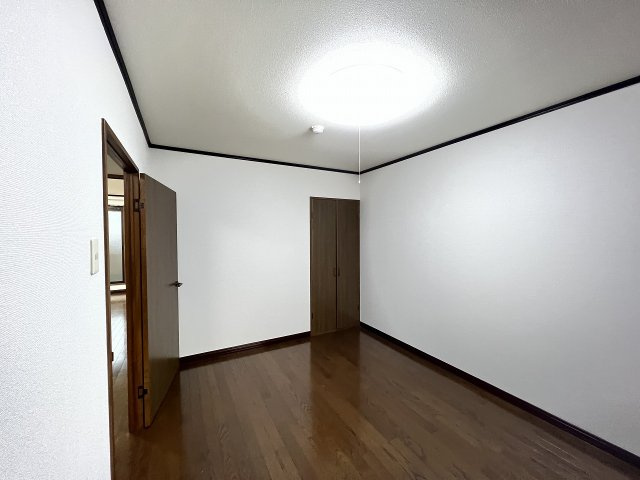 シャルム岡本の洋室