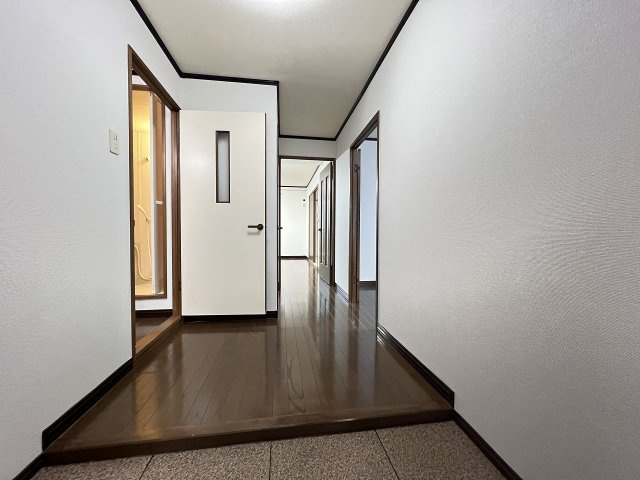 シャルム岡本の玄関