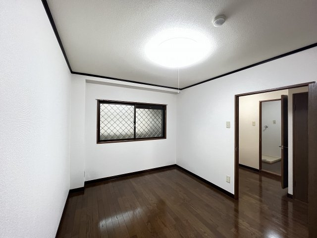 シャルム岡本の洋室