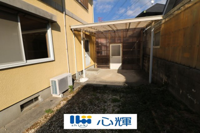 【外観】 | 山陽小野田市共和台中古2階建 | 機能的で広々とした差し掛け倉庫があります！物干し場や荷物置き場に最適です。