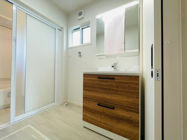 戸建　岐阜市上川手　全1区画分譲の独立洗面台|洗面洗髪化粧台です。物件により三面鏡または一面鏡の場合があります。詳しくは担当者までお問合せ下さい。