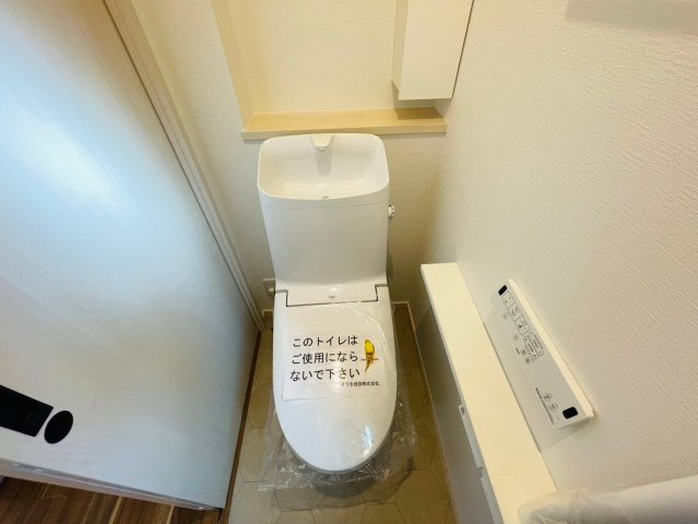 【商談中】戸建　岐阜市上川手　全1区画分譲のトイレ|節水省エネの温水洗浄便座です。お掃除のしやすさを究めたフチなし形状でお手入れ楽々。
