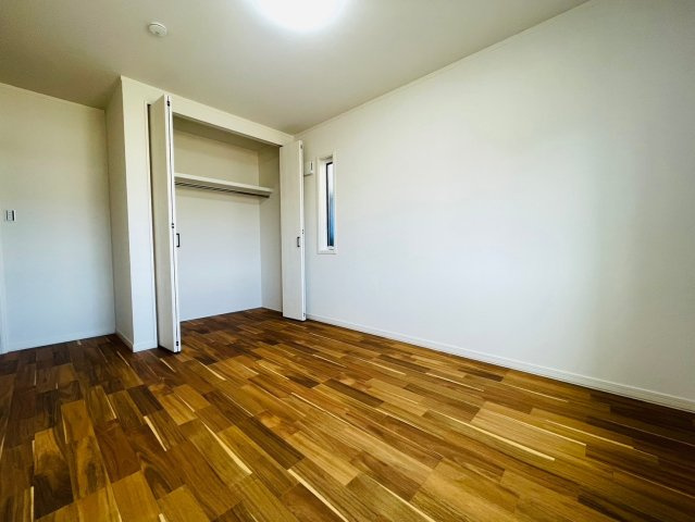 【商談中】戸建　岐阜市上川手　全1区画分譲の寝室|全居室にたっぷり収納できる大型収納を設置。窓ガラスは断熱性能や結露防止効果の高いペアガラスです。