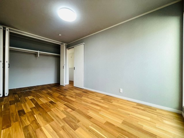 【商談中】戸建　岐阜市上川手　全1区画分譲の洋室|全居室にたっぷり収納できる大型収納を設置。窓ガラスは断熱性能や結露防止効果の高いペアガラスです。
