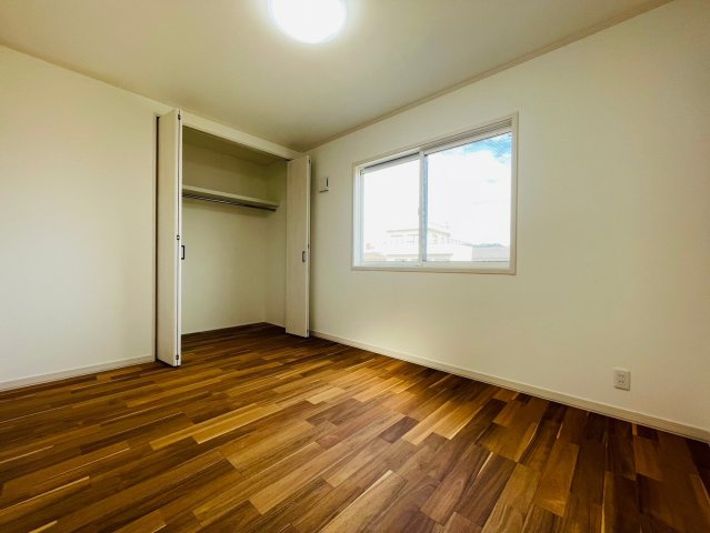 【商談中】戸建　岐阜市上川手　全1区画分譲の洋室|全居室にたっぷり収納できる大型収納を設置。窓ガラスは断熱性能や結露防止効果の高いペアガラスです。
