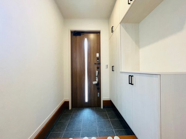 【商談中】戸建　岐阜市上川手　全1区画分譲の玄関|大容量のシューズ収納付きで玄関周りもすっきり！玄関ドアからの光が玄関ホールを明るくしてくれます。