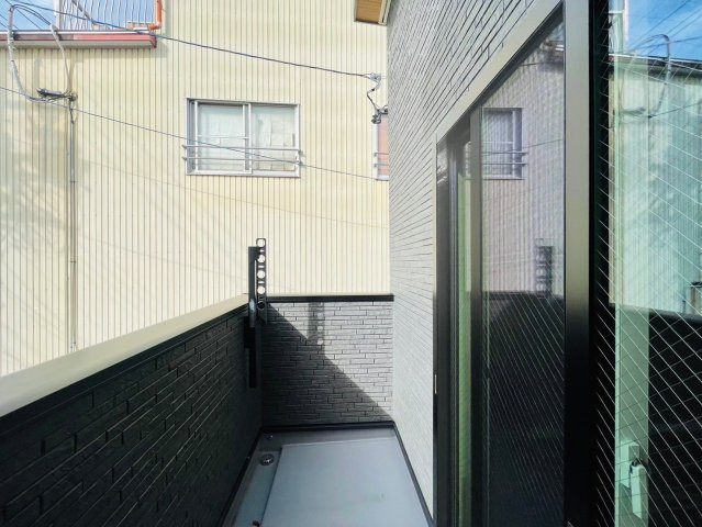 【商談中】戸建　岐阜市上川手　全1区画分譲のバルコニー|バルコニーは南向きで洗濯物もよく乾きます！強度と表面積硬度を持つFPRで防水しています。