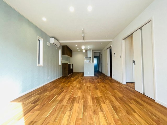 戸建　岐阜市上川手　全1区画分譲の居間・リビング|南向きで日当たりもよく大きな窓がリビング全体に光と風を運びます。ご家族でゆとりある暮らしができます。