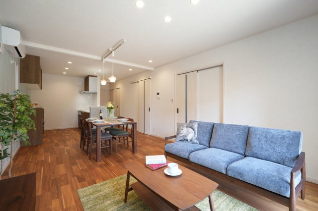戸建　岐阜市上川手　全1区画分譲の居間・リビング|【家具付き】南向きで日当たりもよく大きな窓がリビング全体に光と風を運びます。ご家族でゆとりある暮らしができます。