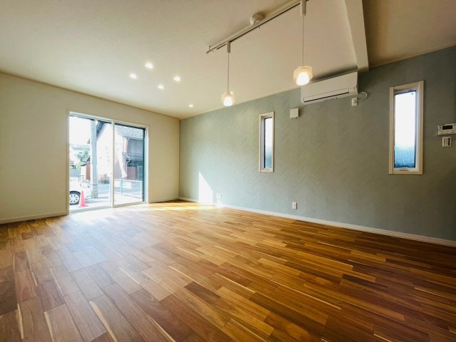 戸建　岐阜市上川手　全1区画分譲の居間・リビング|南向きで日当たりもよく大きな窓がリビング全体に光と風を運びます。ご家族でゆとりある暮らしができます。