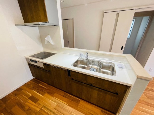 戸建　岐阜市上川手　全1区画分譲のキッチン|機能的なシステムキッチンです。収納力に優れた大容量の引出しでキッチン回りがスッキリ片付きます。