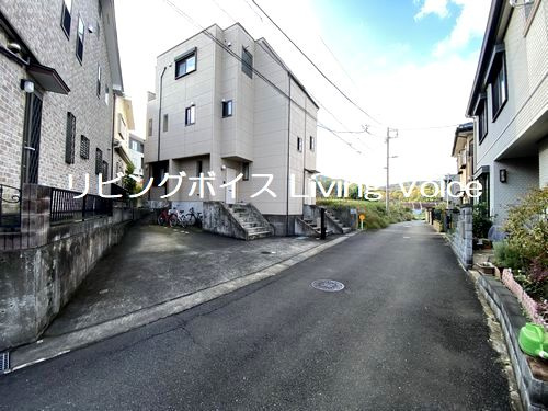 【前面道路含む現地写真】 | 秦野市北矢名　中古一戸建て　賃貸併用住宅 | 秦野市北矢名　中古一戸建て