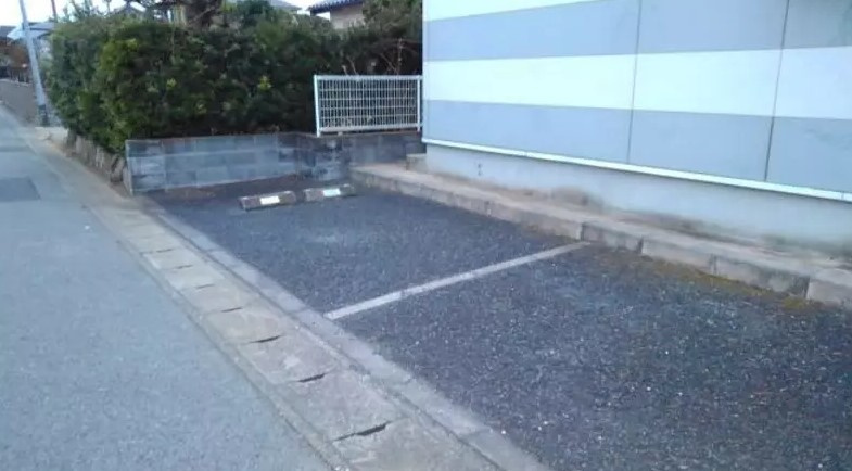 レオパレスＴＵＢＡＳＡの駐車場