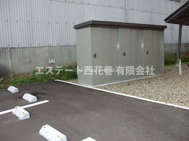 ジャパン・ビレッジ　イースト|外物置